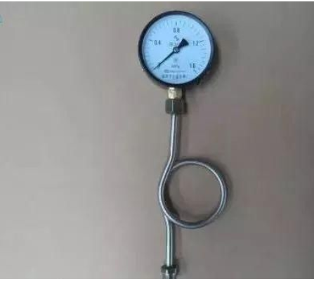 壓力表與管道連接之間為啥要彎一個圈？